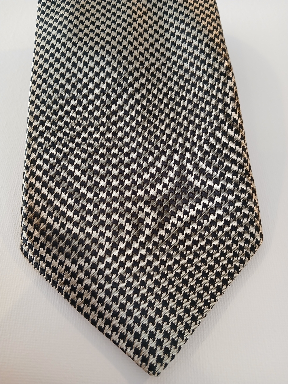 Black and White Houndstooth Men's Tie - Timeless Pattern